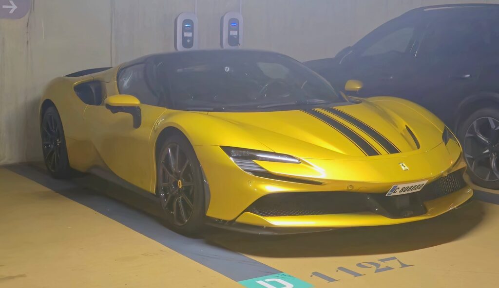 Ferrari parte ao meio e o motorista sai andando Ferrari SF90 Stradale em rua urbana