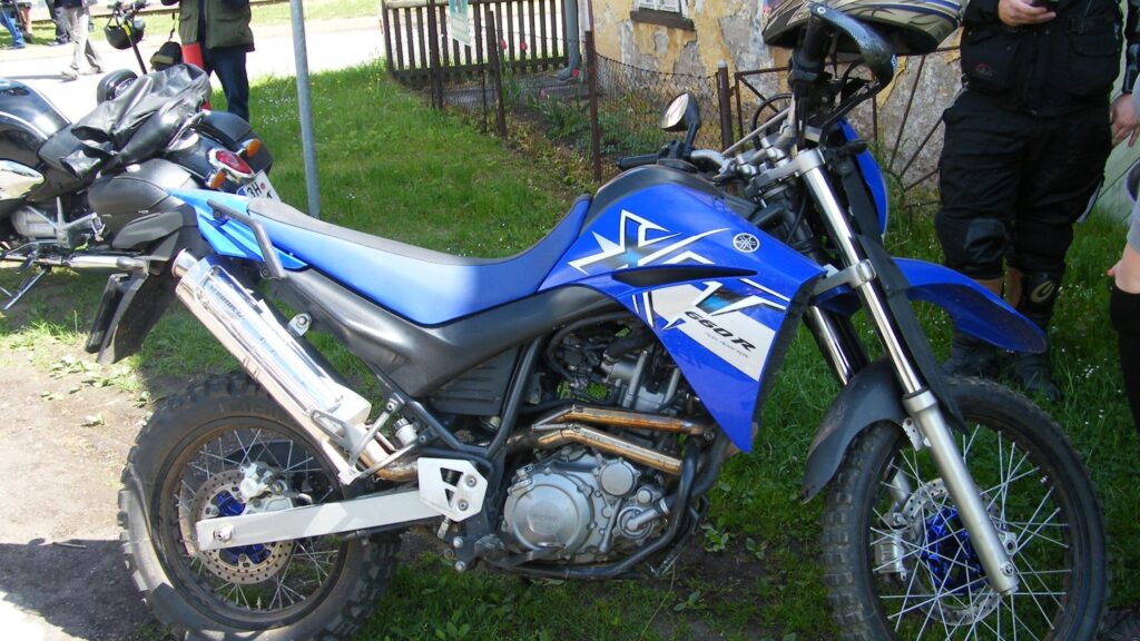 Yamaha XT 660: a trail que recusa aposentadoria Yamaha XT 660 R azul vista lateral, destacando carenagem, escapamento esportivo e suspensão dianteira invertida