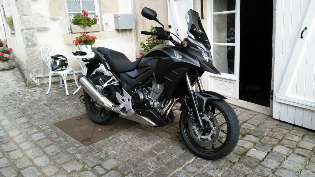 Honda CB 500X: por que a Honda tirou essa trail de linha Honda CB 500X vista lateral direita, destaque para carenagem e para-brisa