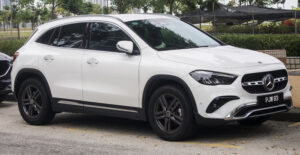 Mercedes-Benz GLA branco em vista frontal três quartos