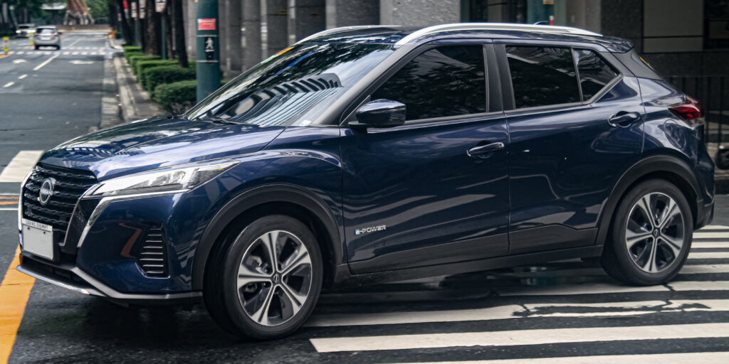 Nissan troca de comando com 2,7% de mercado Nissan Kicks e-Power azul em vista três quartos