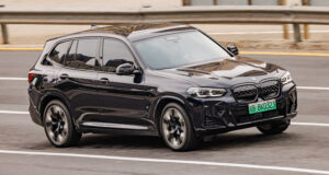 BMW iX3 chega com a maior autonomia do Brasil BMW iX3 SUV elétrico em vista frontal três quartos