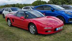 Honda NSX vermelho de primeira geração em vista frontal três quartos