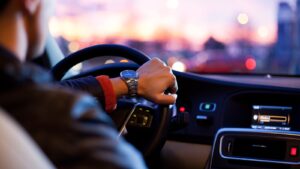 Semáforo com IA já muda o trânsito em São Paulo Motorista ao volante em ambiente urbano