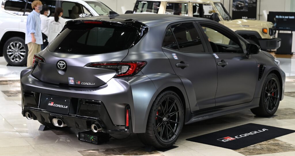 Toyota tira o banco traseiro do Corolla mais radical Toyota GR Corolla Morizo Edition visto de traseira