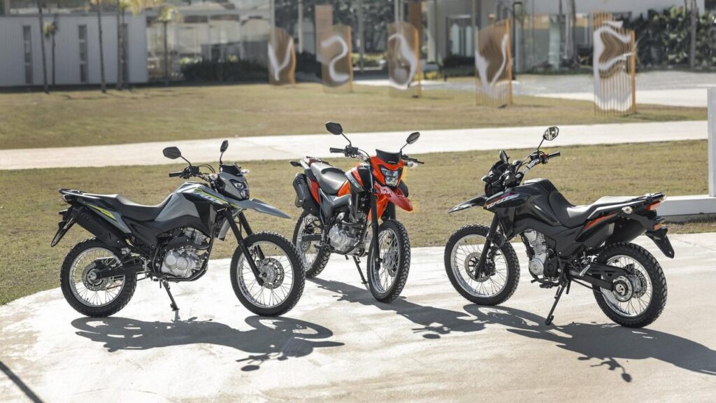 Honda Bros 160: a trail que o Brasil não larga Honda NXR 160 Bros 2025 em vista lateral esquerda, cor cinza com grafismo amarelo