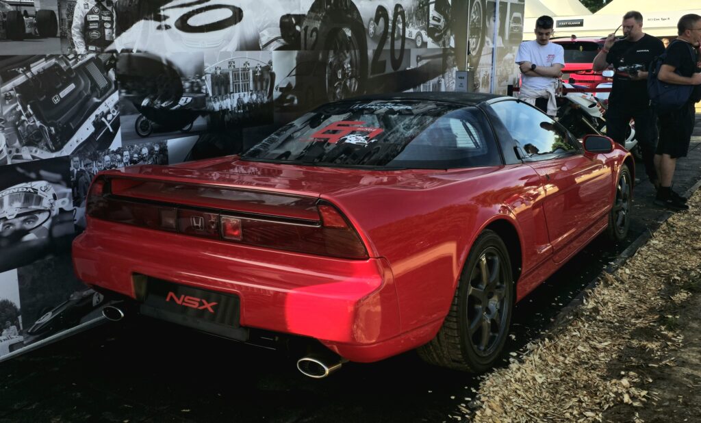 Honda NSX vermelho visto de traseira em exposição da Honda
