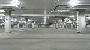 Shopping pode cobrar o que quiser no estacionamento? Estacionamento coberto de shopping com vagas vazias