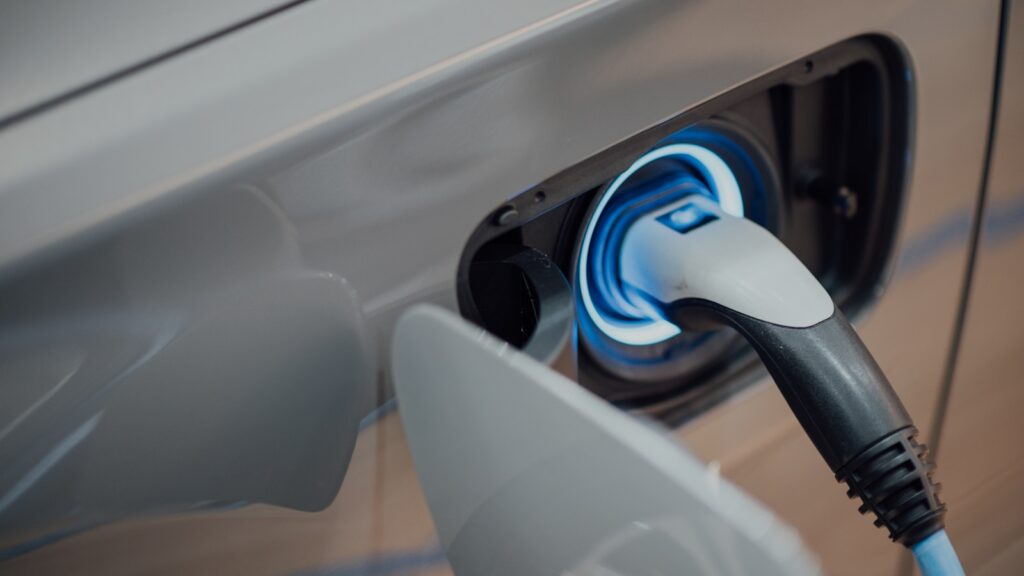 Mercedes revela GLA elétrico com autonomia recorde Conector de recarga plugado na entrada de carga de um carro elétrico