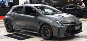 Toyota tira o banco traseiro do Corolla mais radical Toyota GR Corolla Morizo Edition cinza em vista frontal três quartos
