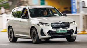 Os 10 elétricos que rodam mais quilômetros no Brasil BMW iX3 elétrico visto de lado