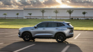 Brasil assume topo mundial em compra de carros chineses SUV híbrido GWM Haval H6 prata em movimento visto de perfil