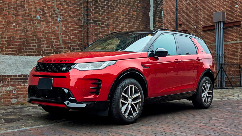 Land Rover encerra o Discovery Sport após 12 anos Land Rover Discovery Sport Dynamic SE P250 estacionado em ângulo frontal