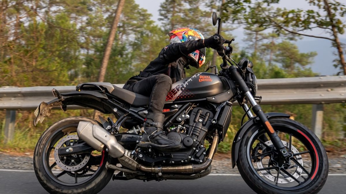 Royal Enfield Guerrilla 450 Apex tem guidão baixo por R$ 30.490