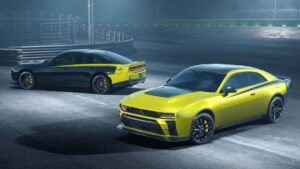 Pacote Sixpack prepara o Charger para competir na pista Dodge Charger Super Bee 2027 em foto frontal, parado em um autódromo, com pintura esportiva e iluminação dramática, orientação horizontal landscape