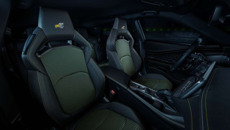 Pacote Sixpack prepara o Charger para competir na pista O interior do modelo conta com bancos concha, para aumentar a esportividade e segurança