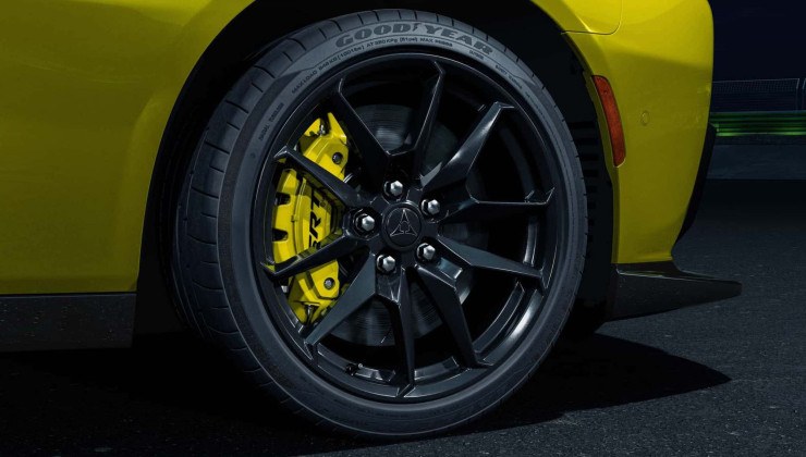 Pacote Sixpack prepara o Charger para competir na pista As rodas são aro 20 forjadas e freios a disco Brembo ventilados