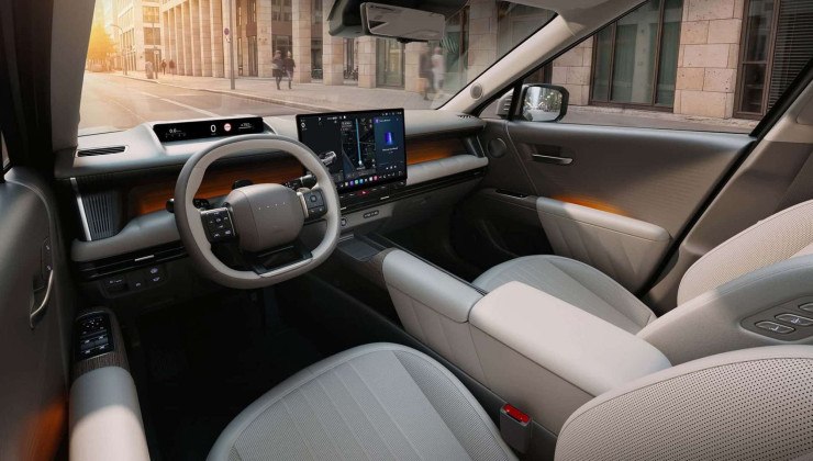 O interior é mais tecnológico, e traz o volante parecido com o do i20