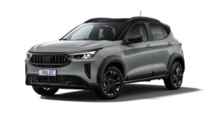 Fiat Pulse 2027 BlackMotion preto, foto frontal em estacionamento urbano, destacando teto preto, grade e logotipos escurecidos, orientação horizontal