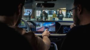 Audi Q6 e-tron prata em evento de lançamento no Brasil, foto frontal em ambiente urbano, landscape