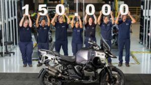 Linha de montagem da fábrica da BMW Motorrad em Manaus, motos em produção lado a lado, foto horizontal interna da planta