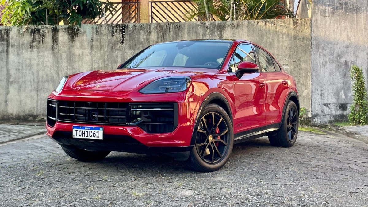 Porsche Cayenne GTS Coupé 2026 vermelho, vista frontal em estrada asfaltada, destacando faróis e entradas de ar, orientação horizontal