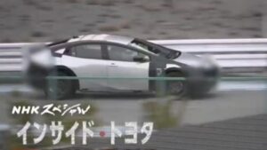 Novo Toyota Corolla: Visual de Prius e R$ 171.590 hoje Protótipo camuflado da nova geração do Toyota Corolla em estúdio, vista frontal e lateral, destacando o para-brisa inclinado, formato da carroceria e traseira curta, landscape
