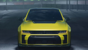 Pacote Super Bee ganha tração integral e 608 cv Dodge Charger Super Bee em tomada frontal, parado em uma pista de arrancada, com postura agressiva e iluminação dramática, orientação horizontal landscape