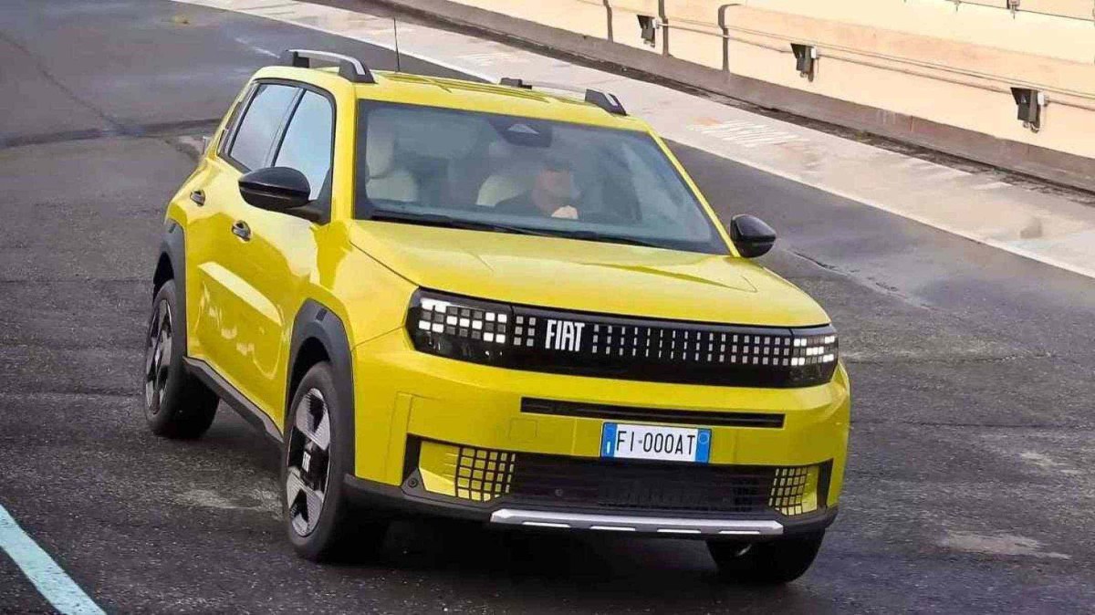 Argo X 2027: Seis versões e motor híbrido Fiat Argo X 2027 camuflado ou protótipo derivado do Grande Panda rodando em estrada brasileira, vista lateral horizontal landscape