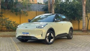 Geely já virou ameaça real? Marca emplaca 7.458 em julho Loja da Geely no Brasil com EX2 e EX5 expostos lado a lado, foto horizontal de showroom movimentado