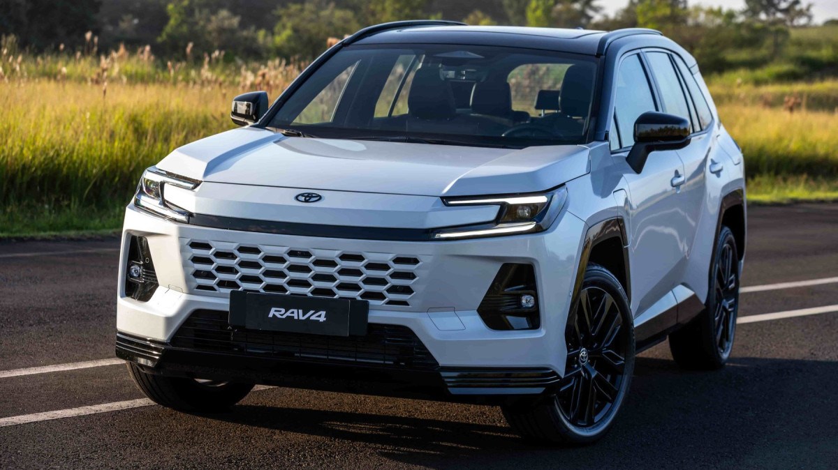 Toyota RAV4 XSE híbrido plug-in na cor azul, vista frontal em estacionamento urbano brasileiro, orientação horizontal landscape