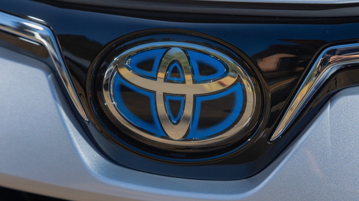 Centro de pesquisa automotiva da Toyota em Sorocaba, com laboratório moderno e veículo híbrido flex em teste, orientação horizontal