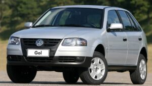 VW Gol usado vende fácil mesmo fora de linha Volkswagen Gol usado prata de quarta geração estacionado em loja de seminovos, foto frontal horizontal
