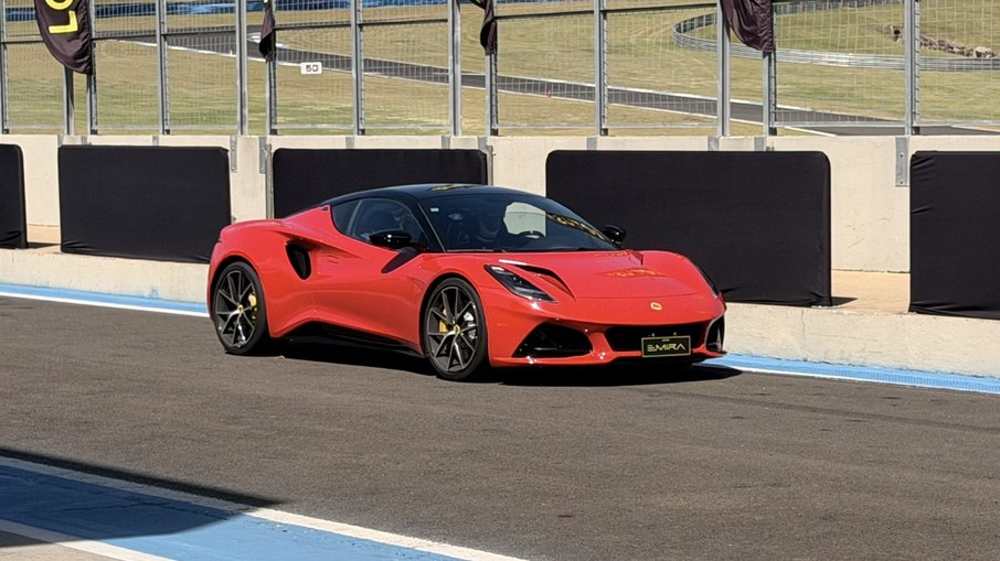 Lotus no Brasil entrega 918 cv por preço surpreendente? Lotus Emira V6 combina motor central, tração traseira e acerto voltado à conexão direta com o motorista.