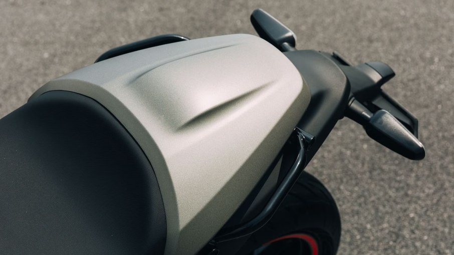 Rabeta e banco da Royal Enfield Guerrilla 450 Apex vistos de cima