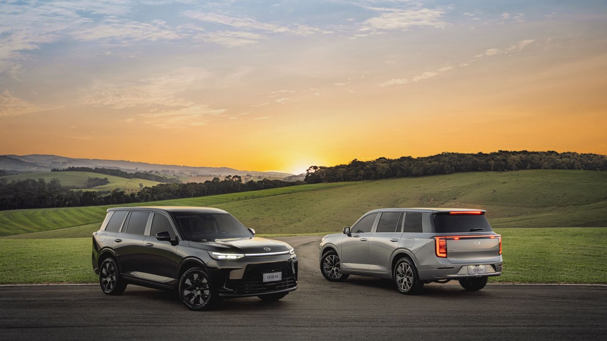 GAC GS9 Ultra preto em vista frontal, estacionado diante de uma concessionária brasileira, orientação horizontal landscape