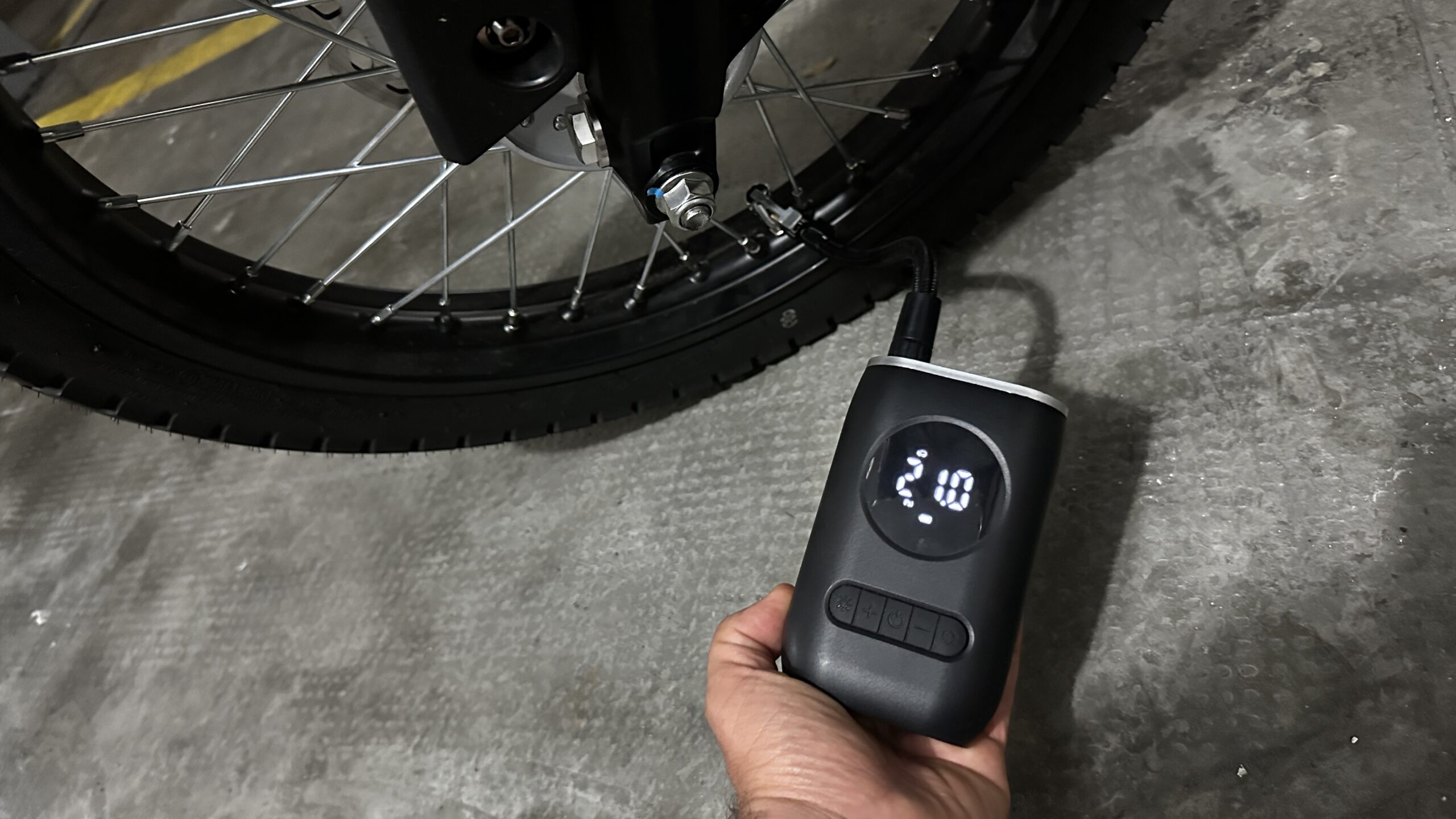 Como pilotar sua moto para gastar menos combustível Manter a calibragem dos pneus é essencial para o bom uso da moto e um calibrador portátil ajuda a fazer isso em casa