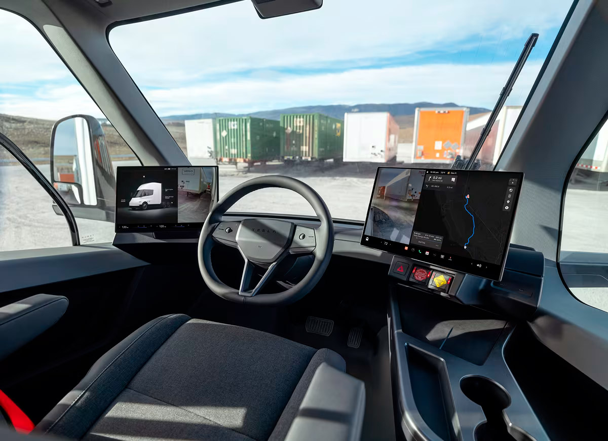 Tesla Semi chega à Europa para encarar Mercedes e Scania Interior do Tesla Semi chama atenção pelo posto central do motorista e pelas telas gigantes sensíveis ao toque para operação do dia a dia.