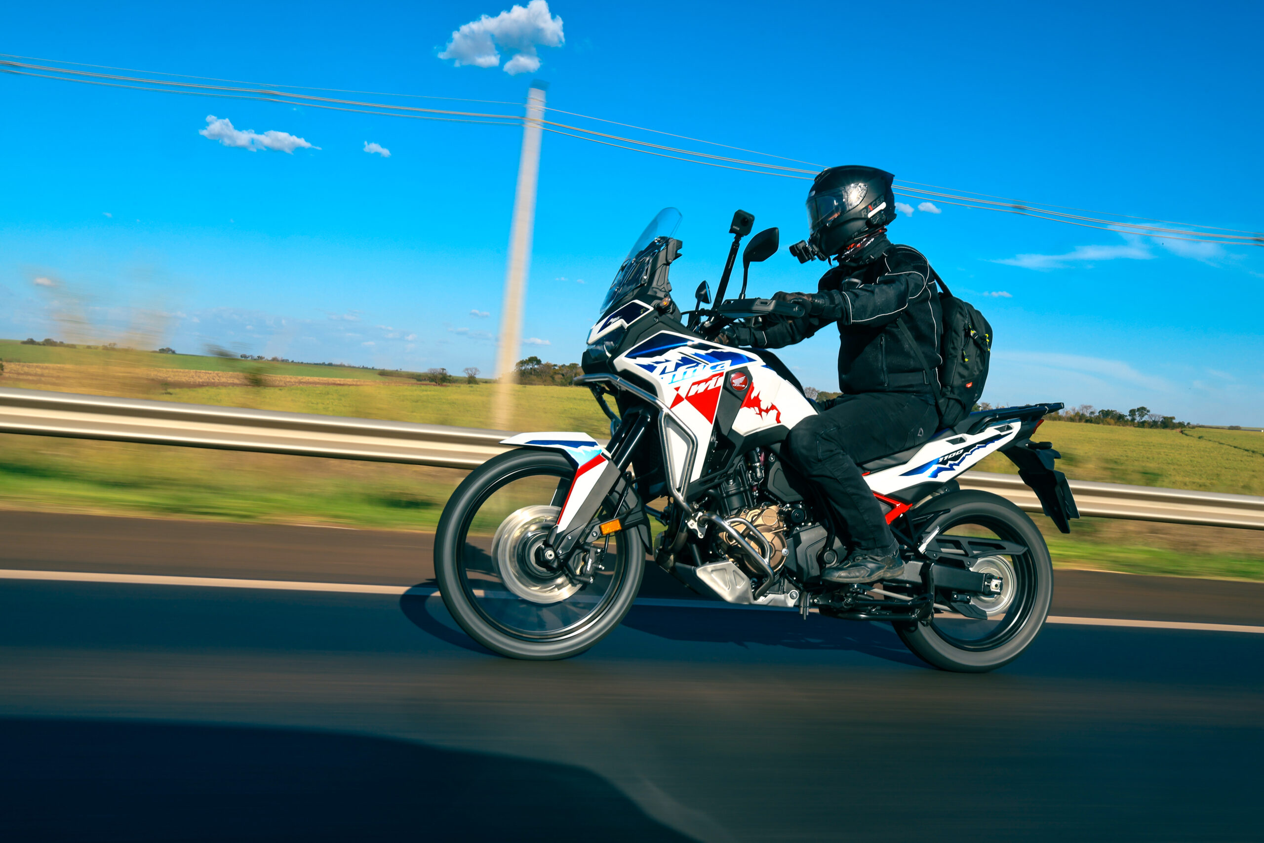 Como pilotar sua moto para gastar menos combustível Na estrada levar apenas o essencial de bagagem na moto também ajuda na economia de combustível