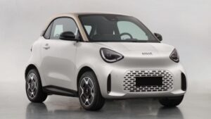 O Smart #2 cabe na cidade com 300 km de autonomia? Smart #2 elétrico em vista frontal, estacionado em uma rua estreita de cidade europeia, orientação horizontal