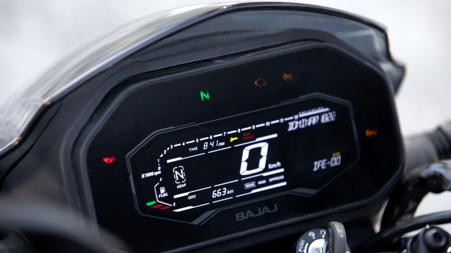 Dominar 250 estreia eletrônica nova e mantém motor 250 Novo painel LCD colorido da Dominar 250 substitui o conjunto monocromático da versão anterior.