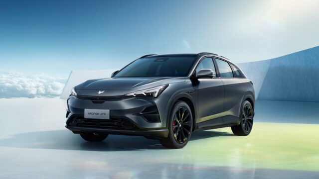 BAIC Arcfox T1 e T5 estreiam no Brasil em 2026