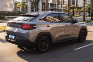Citroën Basalt 2027 Feel MT branco em vista frontal, estacionado em avenida urbana brasileira, orientação horizontal landscape