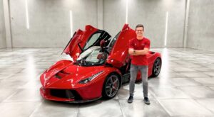 Vendedor de carros influencer: Tiago Tcar tem 6,5 milhões Na Paíto, José Paulo Boldrin trabalha com um catálogo de carros esportivos. Foto: reprodução @paitomotors.