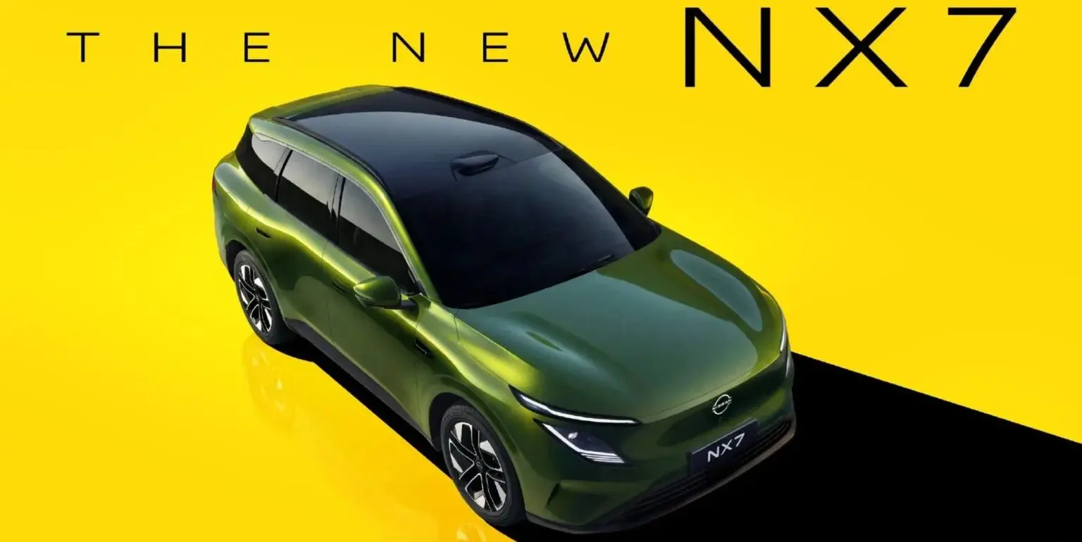 Nissan NX7: Elétrico ganha extensor de alcance Dongfeng Nissan NX7 em vista lateral, com maçanetas embutidas, coluna C escurecida e teto de SUV cupê, landscape