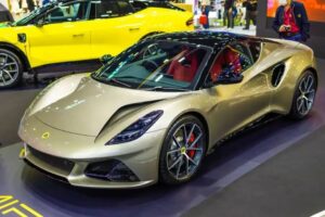 Lotus no Brasil: Três modelos e operação própria confirmada Lotus Eletre 900 vermelho em frente a uma concessionária moderna no Brasil, vista frontal em orientação horizontal landscape