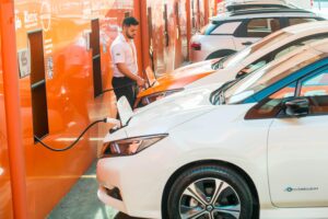 IPVA 2027: SP e Amapá reduzem isenção para eletrificados Carros elétricos conectados a pontos de recarga rápida em São Paulo