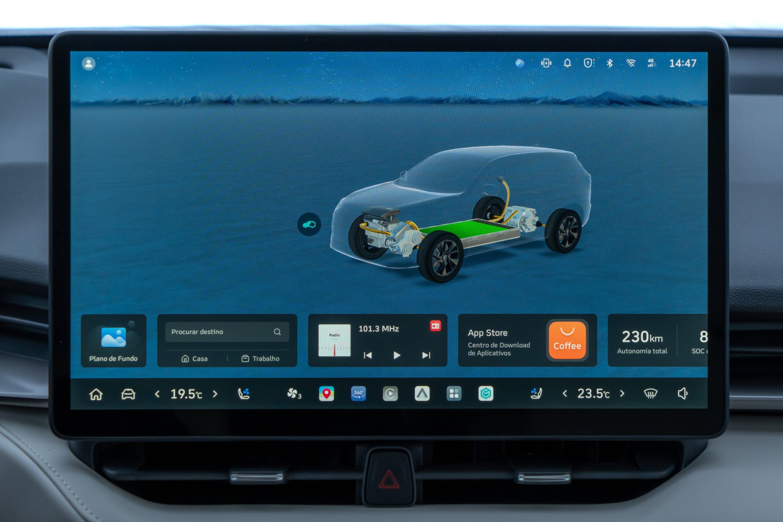 Suspensão revista e 126 km de autonomia no H6 híbrido Tela multimídia de carro exibindo um veículo elétrico transparente com bateria verde e motor visíveis, sobre um fundo azul. Na parte inferior, ícones de navegação, rádio, loja de aplicativos e autonomia de 230 km