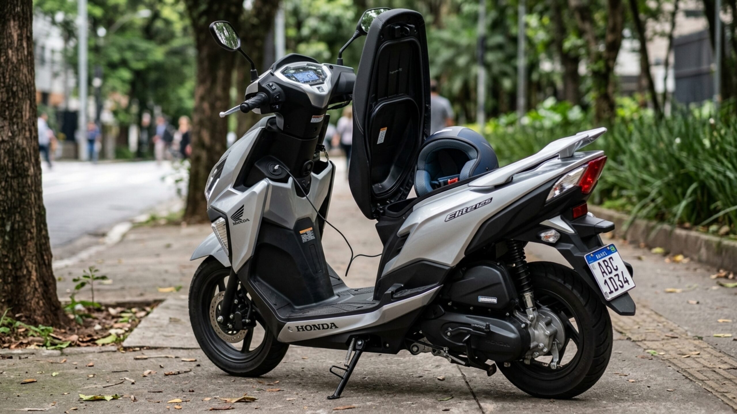 Honda Elite 125 2027 abastecendo em posto brasileiro, com destaque para o bocal externo de combustível, orientação horizontal landscape