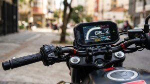 CB500 Hornet: Quase 50 cv justificam o preço? Honda CB500 Hornet 2026 na cor original de fábrica, vista frontal em avenida urbana brasileira, orientação horizontal landscape